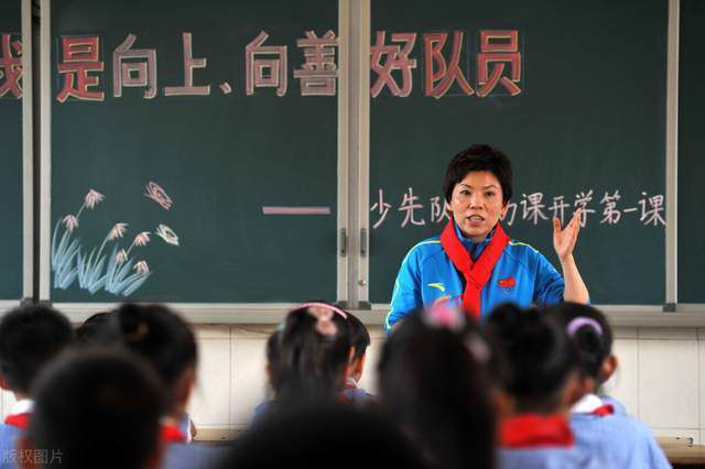 在热身赛负于曼联后，他和阿尔特塔教练组的一名成员一起进行了复盘，视频指出了赖斯在中场不正确的站位阻碍了球队组织。